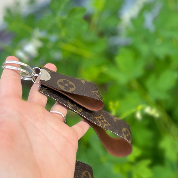 LOUIS VUITTON 2.5 in Monogram Keychain Brown - Picture 3 of 6